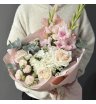 Белоснежный букет с гладиолусами, гортензией и пионовидными розами