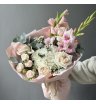 Белоснежный букет с гладиолусами, гортензией и пионовидными розами 3