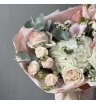 Белоснежный букет с гладиолусами, гортензией и пионовидными розами 4