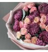 Сборный букет с сезонными хризантемами и кустовыми розами 4