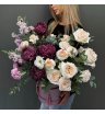 Композиция в коробке с розами и хризантемой Бигуди